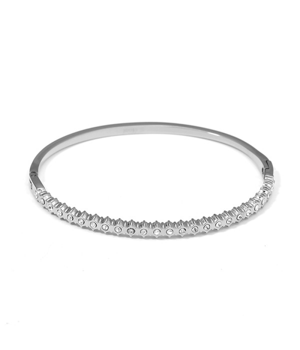 Pulsera plateada con textura y circonitas en relieve