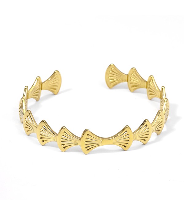 Pulsera dorada abierta con diseño de abanicos