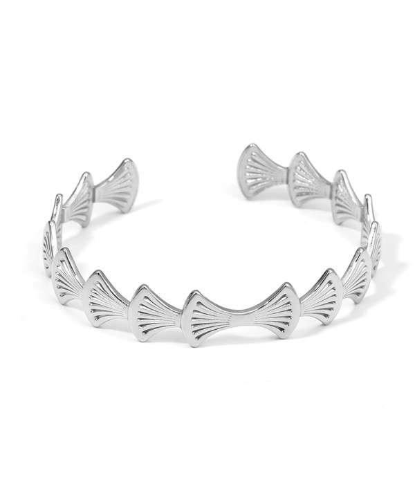 Pulsera plateada abierta con diseño de abanicos