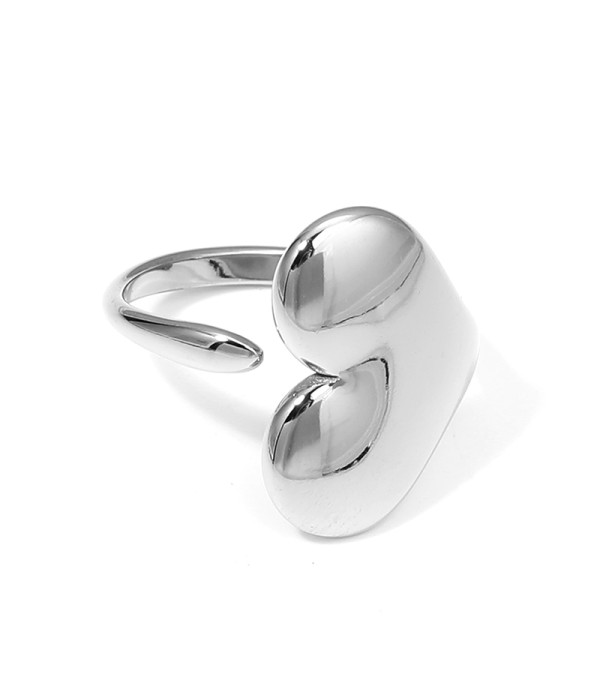 Anillo plateado abierto con diseño de corazón