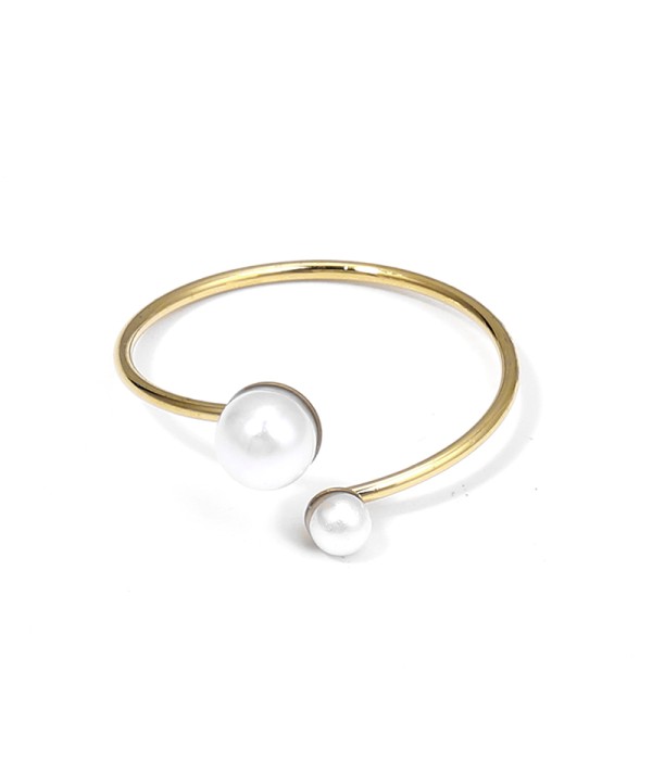 Anillo dorado abierto con perlas