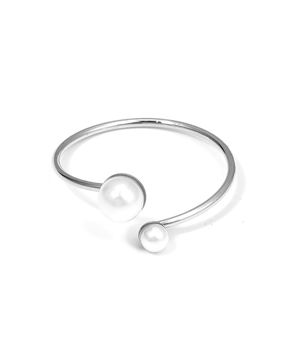 Anillo plateado abierto con perlas