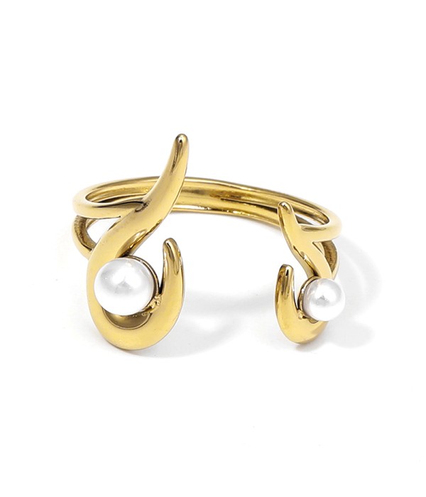 Anillo con diseño curvo y perlas