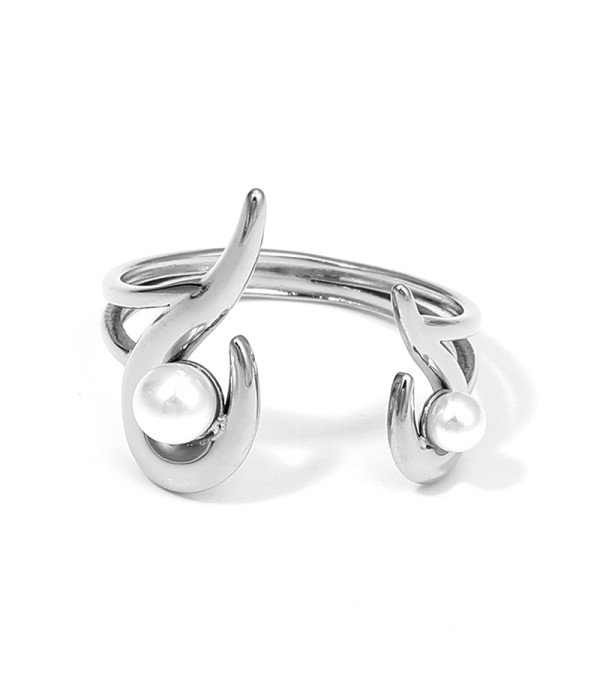 Anillo con diseño curvo y perlas 2