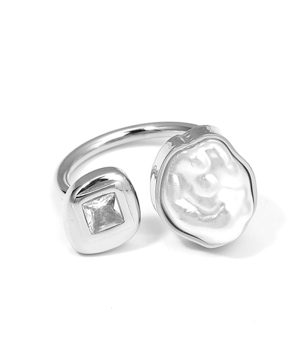Anillo con perla barroca y circonita cuadrada