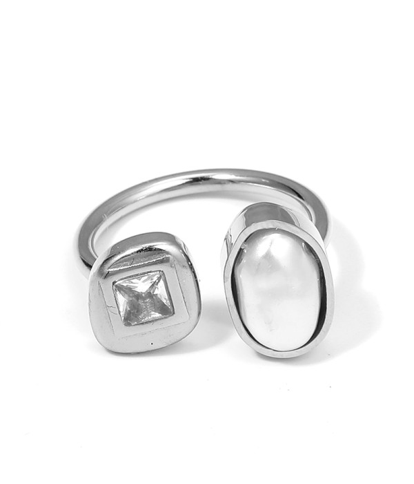 Anillo con perla ovalada y circonita cuadrada 2