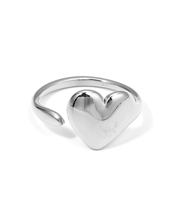 Anillo plateado abierto con corazón pulido