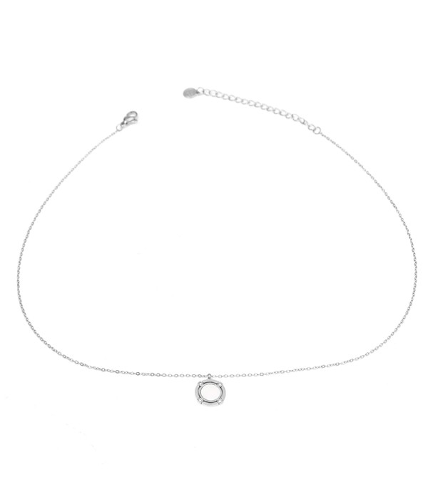 Collar fino plateado con colgante circular minimalista