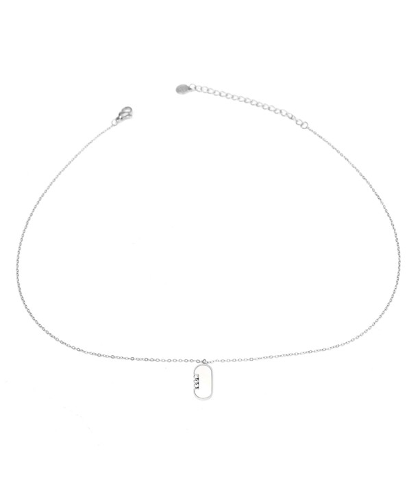 Collar plateado con colgante ovalado y circonitas