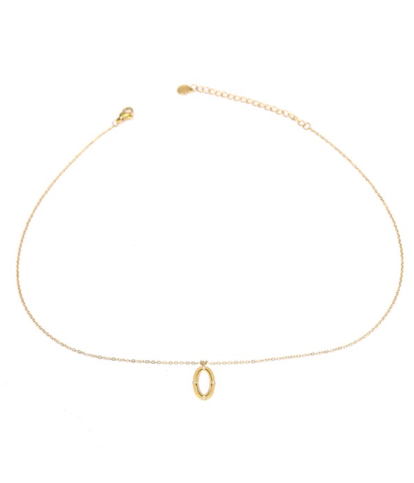 Collar dorado con colgante ovalado calado