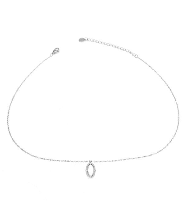 Collar plateado con colgante ovalado calado