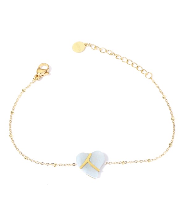 Pulseras doradas con corazones multicolores