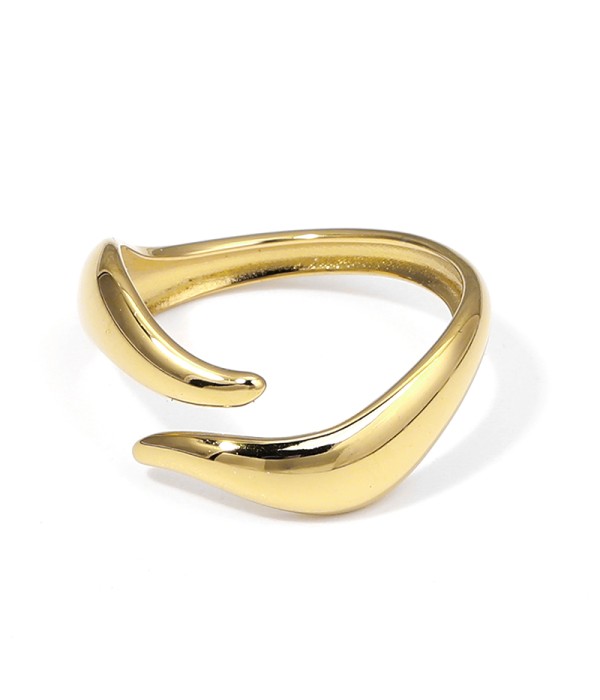 Anillo dorado abierto de líneas fluidas