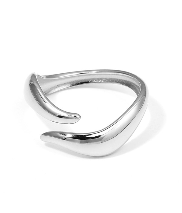 Anillo plateado abierto de líneas fluidas