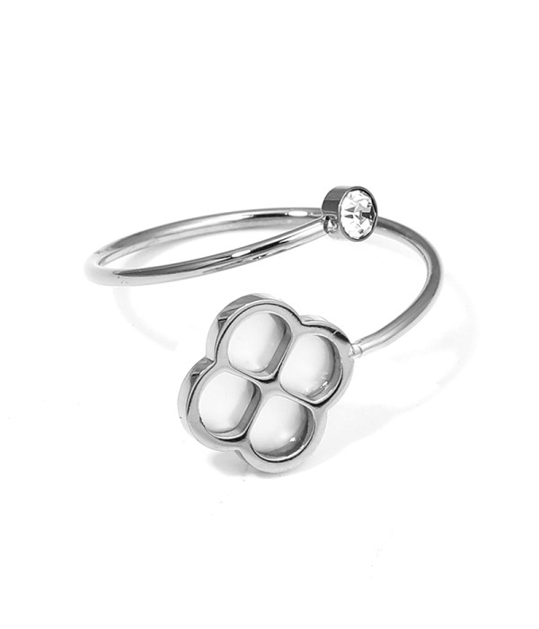 Anillo plateado con trébol nácar y circonita