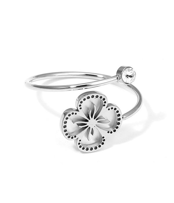 Anillo plateado con flor calada y fondo de nácar