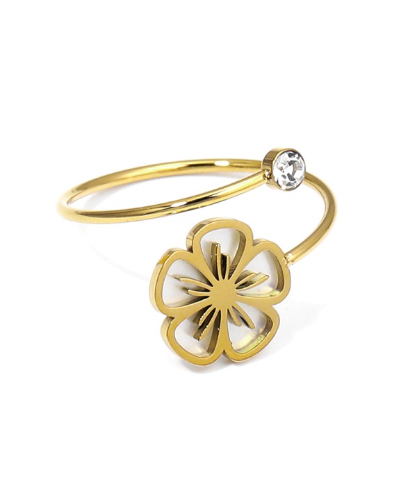 Anillo dorado con flor calada y fondo nácar