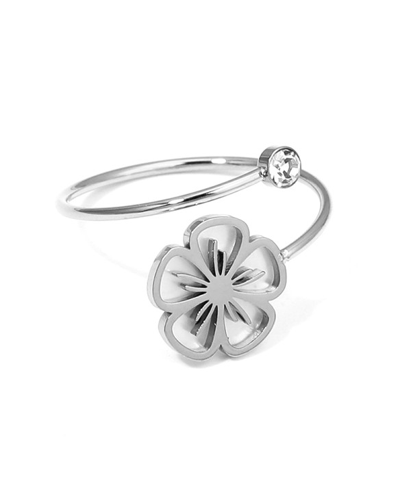 Anillo plateado con flor calada y fondo nácar