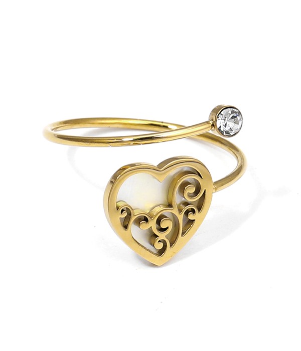 Anillo dorado con corazón calado y fondo nácar