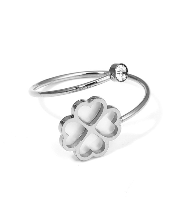Anillo plateado con trébol de corazones y circonita