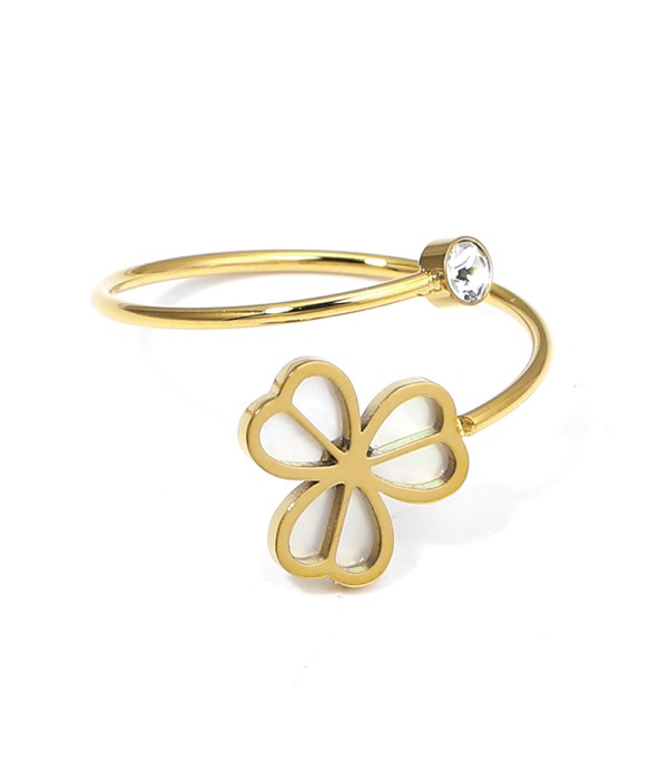 Anillo dorado con trébol calado y circonita