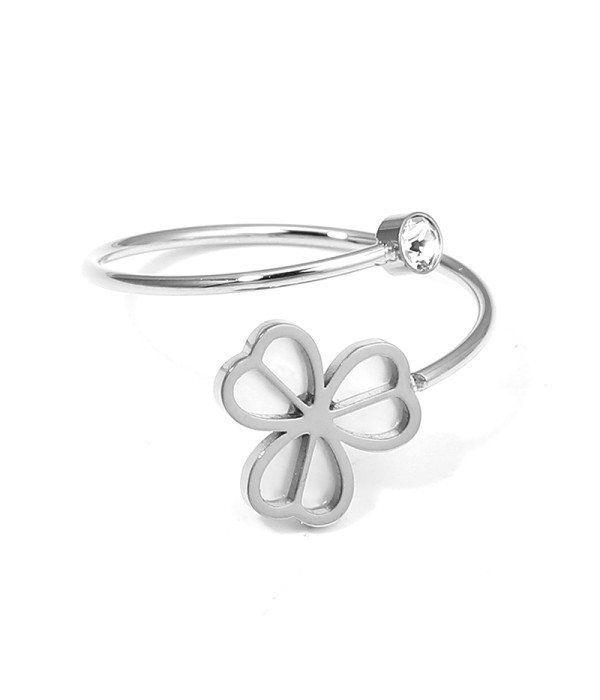 Anillo plateado con trébol calado y circonita