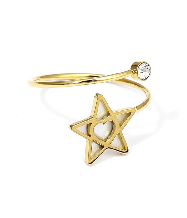 Anillo dorado con estrella calada y corazón central