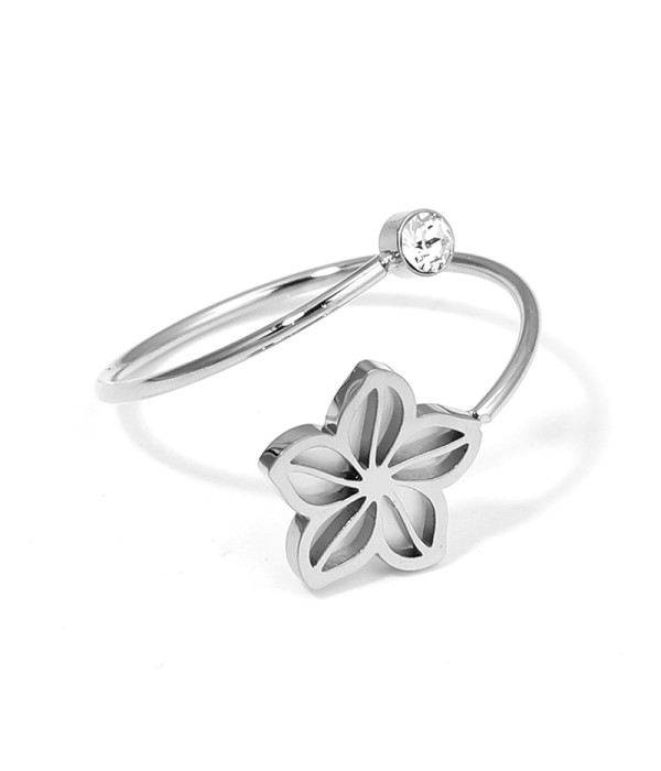 Anillo plateado con flor calada de cinco pétalos