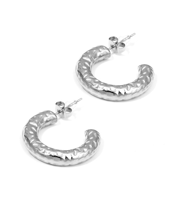 Pendientes de aro pequeños plateados con textura martillada