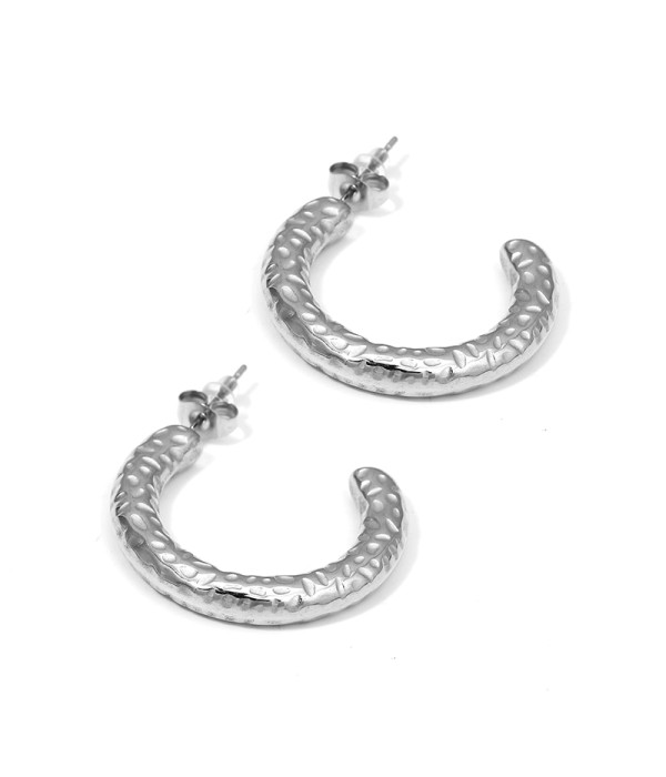 Pendientes de aro medianos plateados con textura martillada