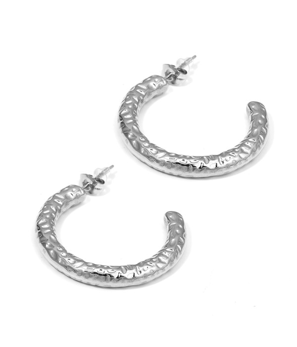 Pendientes de aro grandes plateados con textura martillada
