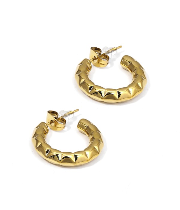 Pendientes de aro pequeños dorados con textura facetada tipo pirámide