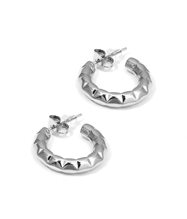 Pendientes de aro pequeños plateados con textura facetada tipo pirámide