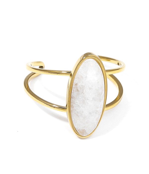 Anillo dorado con piedra ovalada