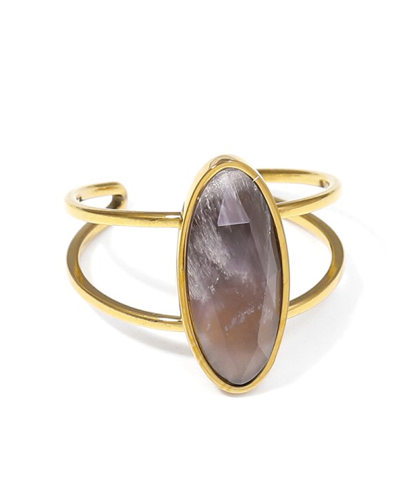 Anillo dorado con piedra ovalada