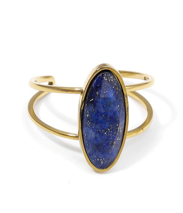 Anillo dorado con piedra ovalada