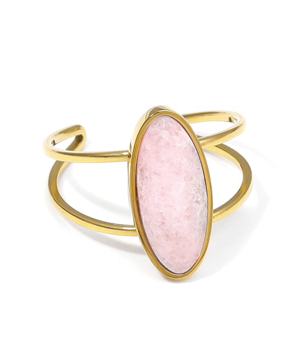 Anillo dorado con piedra ovalada