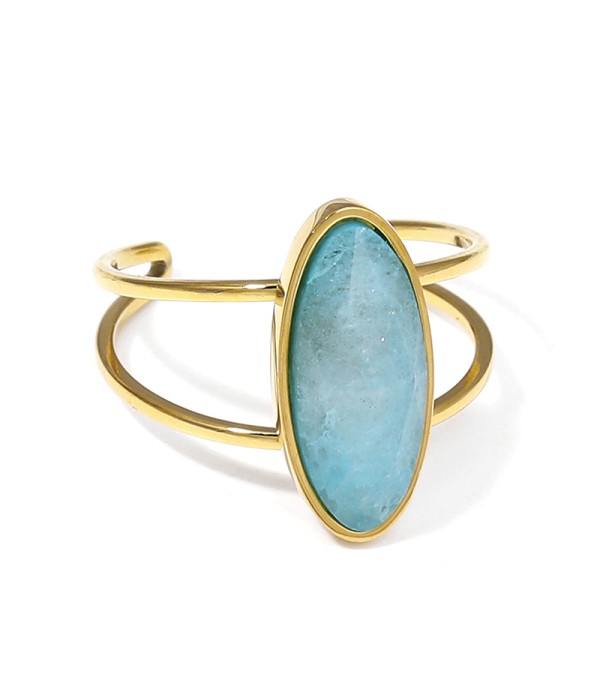 Anillo dorado con piedra ovalada