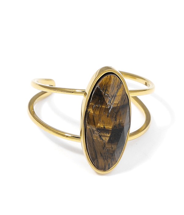 Anillo dorado con piedra ovalada