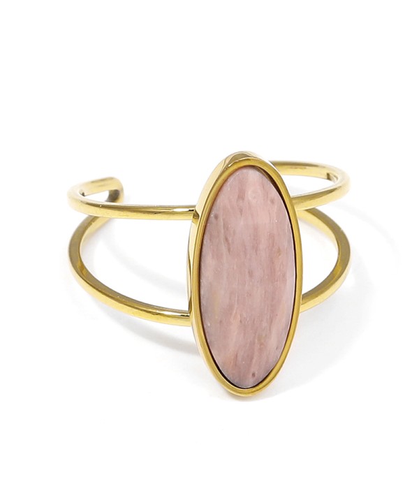 Anillo dorado con piedra ovalada