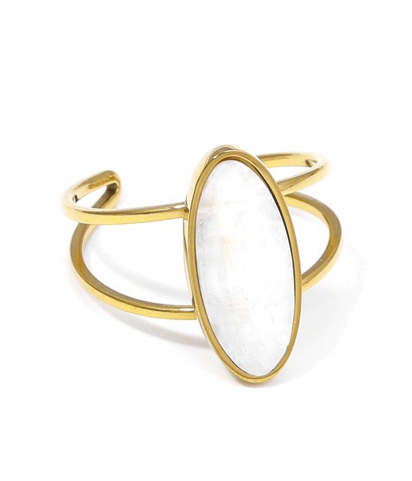 Anillo dorado con piedra ovalada