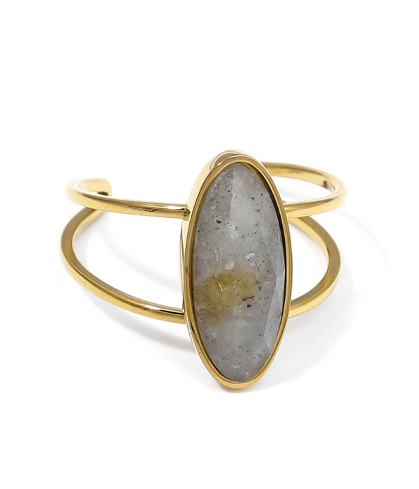 Anillo dorado con piedra ovalada 2