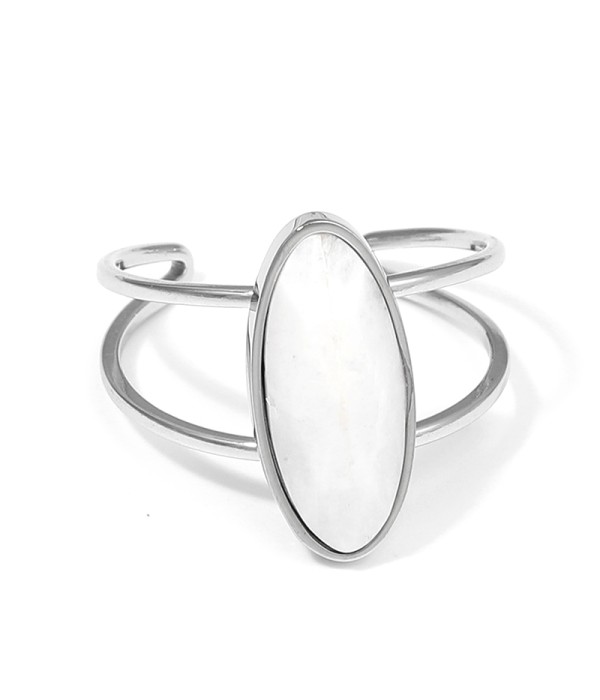 Anillo plateado con piedra ovalada