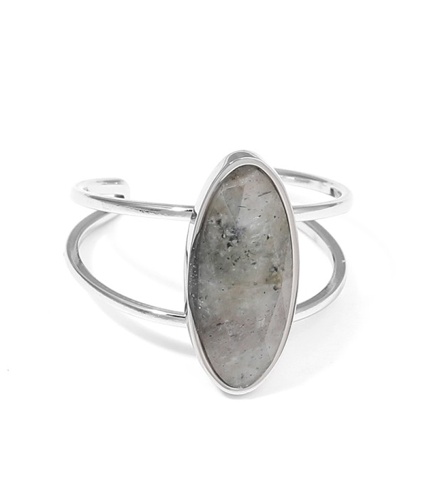 Anillo plateado con piedra ovalada