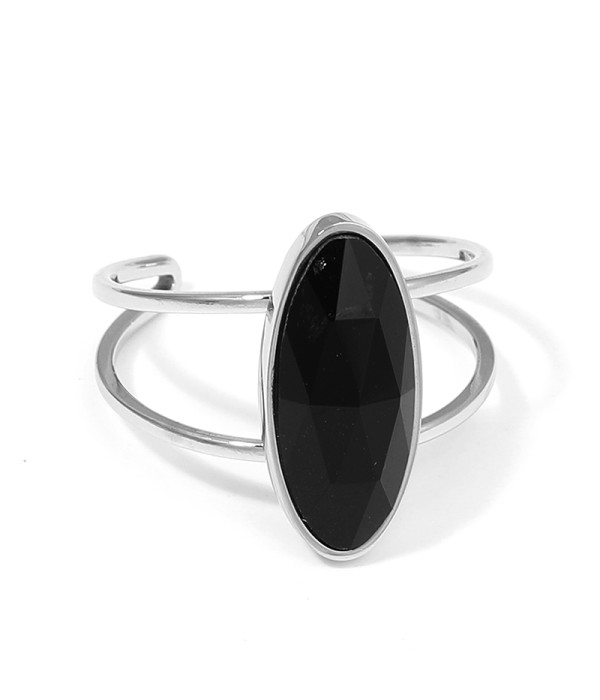 Anillo plateado con piedra ovalada