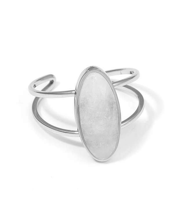 Anillo plateado con piedra ovalada