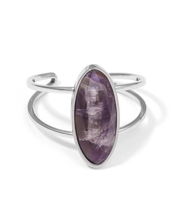 Anillo plateado con piedra ovalada