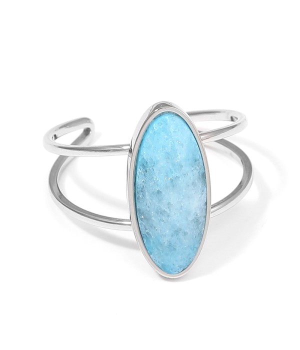 Anillo plateado con piedra ovalada