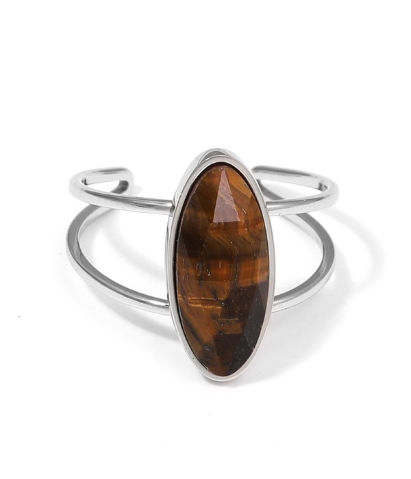 Anillo plateado con piedra ovalada