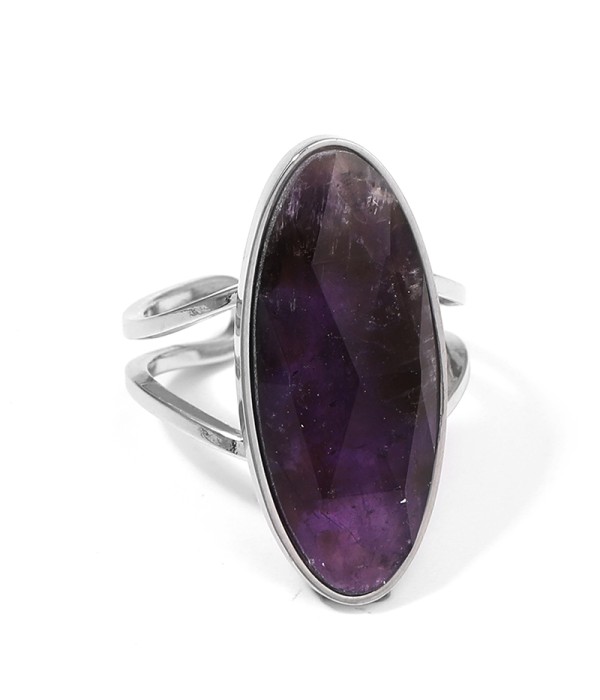 Anillo plateado con piedra ovalada grande